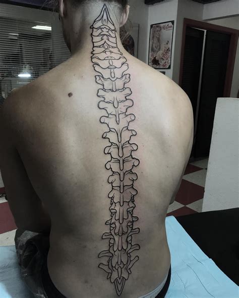 tatouage colone vertebrale homme|Tatouage sur la colonne vertébrale : tout ce que vous。